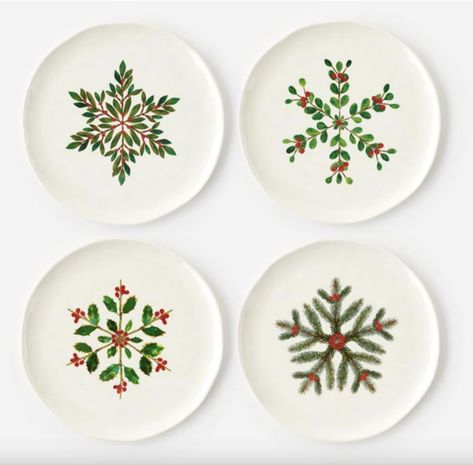 Christmas Pottery Plate Ideas, Easy Pottery Painting Ideas Christmas, Ceramic Christmas Plate Ideas, Christmas Clay Plates, Painting Pottery Ideas Christmas, Christmas Plate Pottery Painting, Diy Christmas Plates Paint, Hand Painted Christmas Plate, Festive Pottery Painting