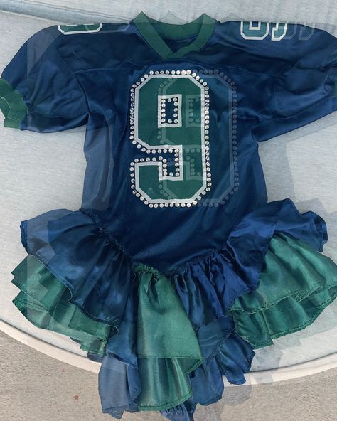 New design is out💙💚 . . #dariaymaria #OMGFashun #celebritystylist #lafashion #losangelesfashion #bloquettecore #jersey #upcycledjerseys Innovative Outfits, Reworked Jersey, Upcycled Jersey, Jersey Aesthetic, Tshirt Upcycle, Jersey Outfits, Cute Jersey, Jersey Fashion, Upcycle Tshirt