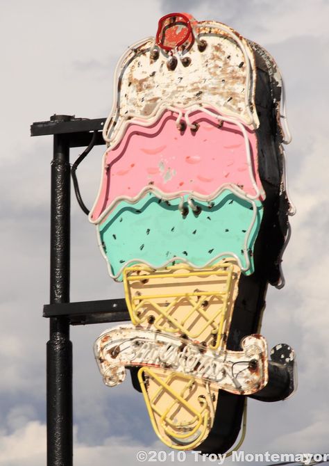 Ice Cream Wall Art, Retro Ice Cream, Williams Az, Old Neon Signs, Williams Arizona, Roadside Signs, Ice Cream Sign, Restaurant Vintage, Ghost Signs