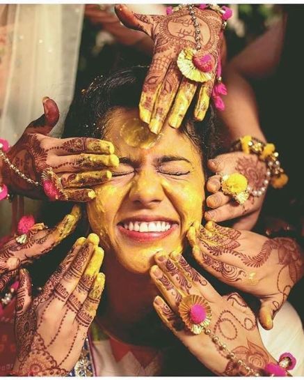 Haldi Photography Ideas, Haldi Poses For Bride, Wedding Photography Poses Bridal Party, Wedding Dulhan, भारतीय दुल्हन संबंधी, Haldi Photoshoot, Wedding Photography India, शादी की तस्वीरें, Indian Bride Poses