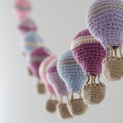 Crochet Hot Air Balloon, Balloon Mobile, Crochet Bunting, Crochet Garland, Crochet Mobile, Confection Au Crochet, Pola Amigurumi, Crochet Decoration, Haken Baby