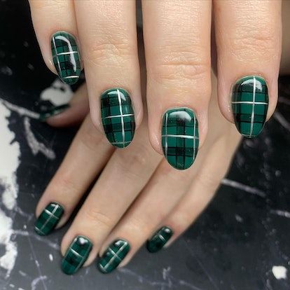 Plaid Nail Ideas, Dark Academia Nails, Plaid Nail Designs, Plaid Nail Art, Nail Polish Art Designs, Trendy Nail Polish, Checkered Nails, Designs For Short Nails, Holiday Nails Winter