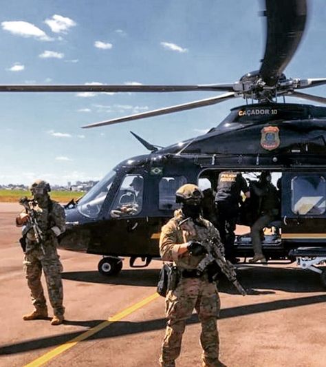 CAOP Polícia Federal’s Instagram photo: “COT e CAOP da Polícia Federal do Brasil na escolta de um dos chefes da maior facção criminosa atuante no país para presídio federal de…” Cot Pf, Police Toys, Army Police, Call Off Duty, Delta Force, Instagram V, December 26, Police Department, Sci-fi Spaceship