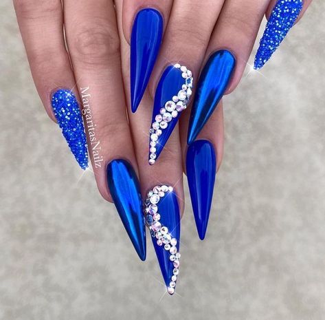 Royal Blue Stiletto Nails, Blue Stiletto Nails, Nails Bling, Blue Nail Art Designs, Royal Blue Nails, Dark Blue Nails, Chrome Nails Designs, Stiletto Nail Art, Blue Acrylic Nails