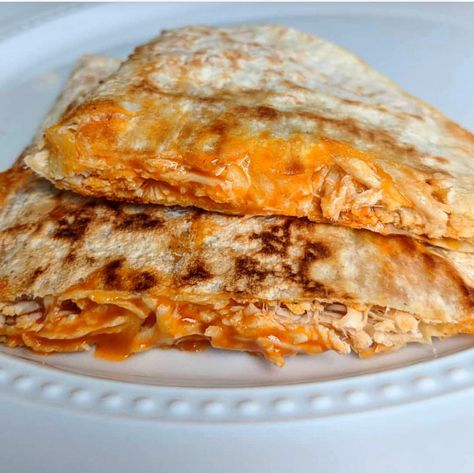 Low Carb Quesadilla | Cut Da Carb❤️❤️❤️ Low Carb Quesadilla, Low Carb Buffalo Chicken, Buffalo Chicken Quesadilla, Low Carb Flatbread, Shredded Buffalo Chicken, Chicken Quesadilla Recipe, Pizza Topping, Low Carb Wraps, Chicken Quesadillas