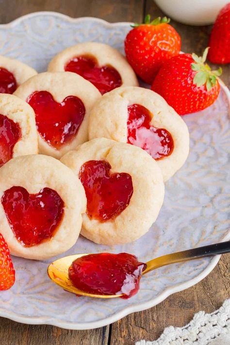 Heart Jam Cookies, Strawberry Jam Cookies, Shortbread Cookies With Icing, Cookies Shortbread, Caramel Chocolate Chip Cookies, Christmas Shortbread, Buttery Shortbread Cookies, Jam Cookies, Dessert For Two