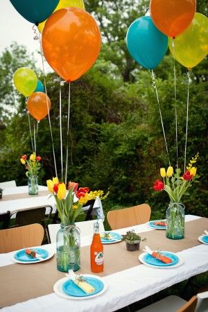 outdoor party Garage Grad Party, Senior Breakfast, Work Potluck, Deco Ballon, Graduation Party Foods, College Graduation Parties, Garden Party Decorations, Party Deco, Fiesta Baby Shower