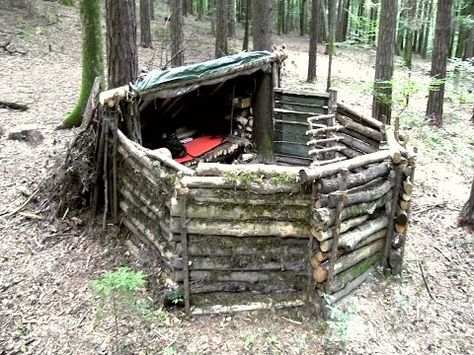 Shelters In The Woods, Wilderness Survival Shelter, Primitive Houses, Bushcraft Shelter, Hunting Camp, Bushcraft Camping, Survival Shelter, Survival Techniques, Homestead Survival