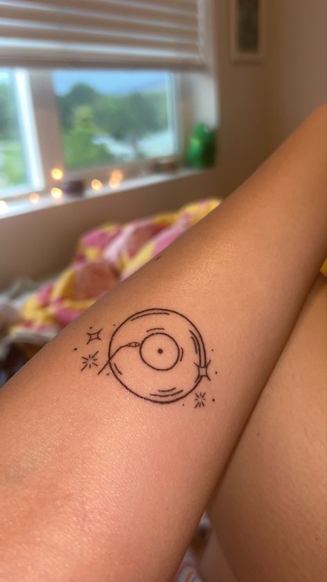 Tattoos About Music, Edgy Tattoos Grunge, Record Tattoo, Record Player Tattoo, Vinyl Tattoo, Music Related Tattoos, Musical Tattoos, Music Tattoo Ideas, Trippy Tattoo