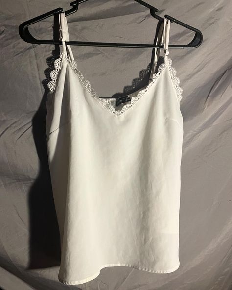 SHEIN white lace flowy babydoll style tank top - AVAILABLE ON DEPOP (link in bio) White Flowy Top, Style Tank Top, Babydoll Style, Flowy Tops, White Lace, Tank Top Fashion, Baby Dolls, Link In Bio, Tank Top