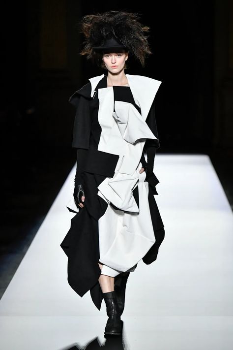 Yohji Yamamoto Fall 2024 Ready-to-Wear Runway, Fashion Show & Collection Review [PHOTOS] Modest Fall Outfits, Japanese Fashion Designers, Show Collection, Fall Winter 2024, March 2024, Lace Dress Long, Long Sleeve Lace Dress, Fashion Show Collection, Yohji Yamamoto