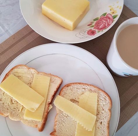 Homemade bread and cheese with tea Bread And Cheese Aesthetic, Cheese Aesthetic, Breakfast Breads, Breakfast In Bed, Food Obsession, Homemade Bread, Breakfast Ideas, Aesthetic Food, Camembert Cheese