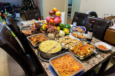 Media Noche - New Year's Eve feast Filipino New Years Eve Traditions, Filipino New Years Eve Food, Noche Buena Filipino Christmas Eve, New Year Food Ideas Filipino, Filipino New Year, New Year Food Ideas, Food For New Year, Midnight Food, New Years Eve Menu