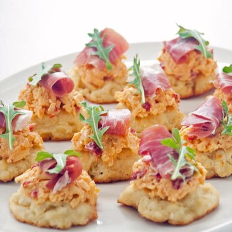 Southern Stunners: Pimento Cheese and Prosciutto Biscuits Prosciutto Appetizer, Easter Appetizers, Small Appetizers, Talk Derby To Me, Popsugar Food, Restaurant Dishes, Pimento Cheese, Kentucky Derby Party, Derby Day