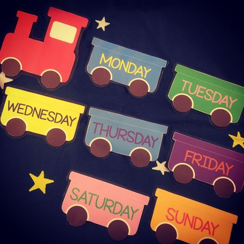 Days Of The Week Arts And Crafts, Chart Work For Kindergarten, Primary School Decoration Ideas, Charts For Kindergarten Classroom, Days Of The Week Crafts Preschool, Days Of The Week Decoration, Weekdays Chart For Preschool, Classroom Charts Preschool, Days Of The Week Classroom Decoration