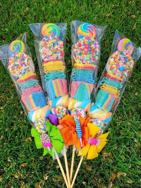 Lollipop Candy Kabobs, Easter Chocolate Covered Oreos, Swirly Lollipop, Diy Kids Party Favors, Gummy Rings, Gummy Candy Kabobs, Diy Kids Party, Sour Belts, Candy Kabobs