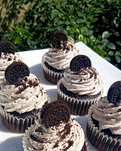 Cupcake Decorating Tips, Cupcake Cake Designs, Oreo Cupcakes, Gourmet Cupcakes, Baking Business, Sweet Snacks Recipes, Fun Baking Recipes, Cute Desserts, Chocolate Cupcakes