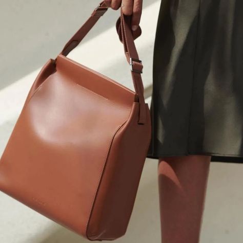 Minimalist Style: The Everlane Form Bag - Welcome Objects Everlane Bag, Best Work Bag, Laptop Handbag, Italian Bags, Minimalist Bag, Handbag Heaven, Parisian Chic, Work Bag, Coin Purses