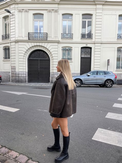 Shearling jacket Zara @laliersl 
Veste Zara moumoute marron 
Veste aviateur 
Aviator jacket 
Brown jacket 
Winter outfit 
Shearling coat outfit Zara Shearling Jacket, Shearling Jacket Outfit, Zara Jacket, Shearling Jacket, Jacket Outfits, Knee High, Leather Skirt, Zara, Street Style