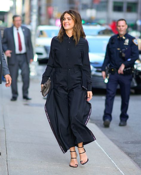 Keri Russell 2024, Keri Russell Style, Ruffled Pants, Monochromatic Style, Rufus Sewell, Keri Russell, Black Attire, Broadway Plays, Sequin Clutch