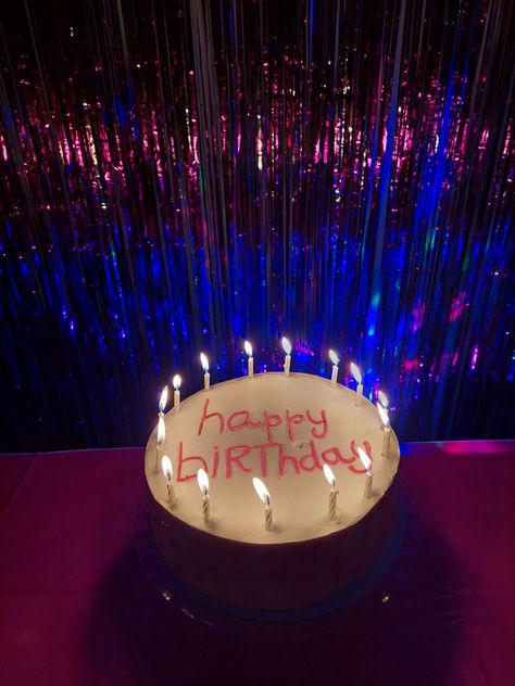 White cake Euphoria Cake, Bolo Euphoria, Euphoria Birthday, Euphoria Party, Birthday Party Drinks, Euphoria Aesthetic, Cake Aesthetic, Birthday Party 21, 18th Birthday Party