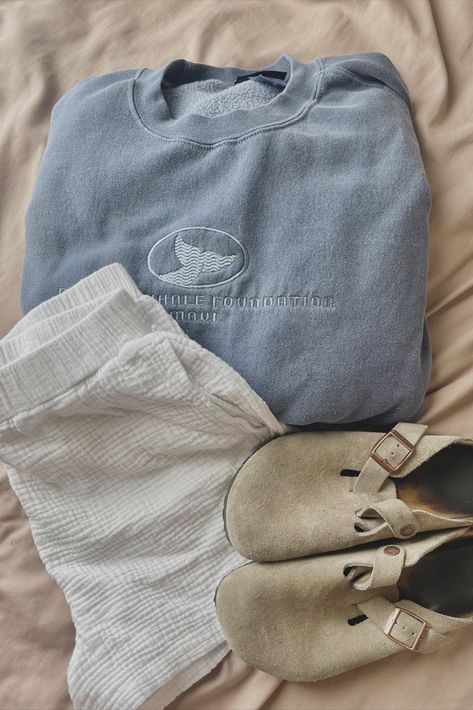 birkenstock boston outfit inspo #bostons #birks #fall #outfitinspo Bostons Birkenstock Outfit, Coastal Granola Aesthetic, Berkinstock Clogs Outfit Fall, Coastal Style Outfits, Birkenstock Clogs Outfit Summer, Summer Outfits Coastal, Boston Summer Outfits, Maine Outfits, Arizona Birkenstock Outfit