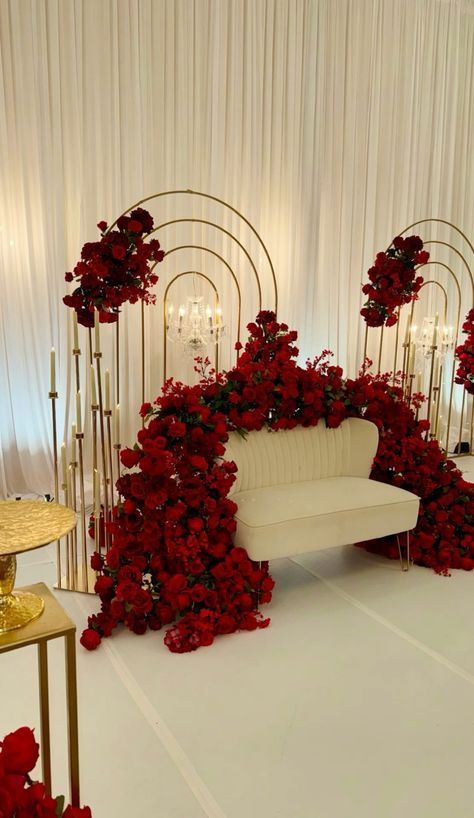 Red Backdrop Wedding, Wedding Hall Decorations Simple, Engagement Party Decorations Elegant, Red Flowers Decoration, Red Roses Backdrop, Red Wedding Backdrop, Color Schemes Green, Color Schemes Fall, Wedding Color Schemes Green