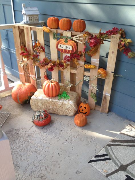 Took a pallet from a recent delivery. Stapled on leaf garland and small fall floral pics. Added hay bale, autumn sign and pumpkins and gourds. (Real or fake ) Secured to porch for fall storms with bungee cord. Easy and cheap! Fall Porch Straw Bales, Hay Bale Pumpkin Display, Fall Yard Decorations, Diy Pallet Decoration, Pop Up Vendor, Pop Up Vendor Booth, Fall Pallets, Fall Yard Decor, Fall Yard