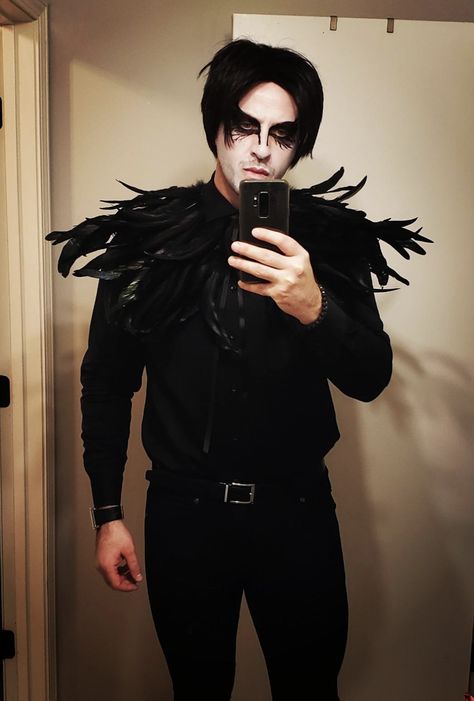 Warlock Costume Mens Diy, Crow Costume Men, Male Witch Costume, Warlock Costume, Raven Costume, Campfire Party, Crow Costume, Modern Vampires, Feather Cape