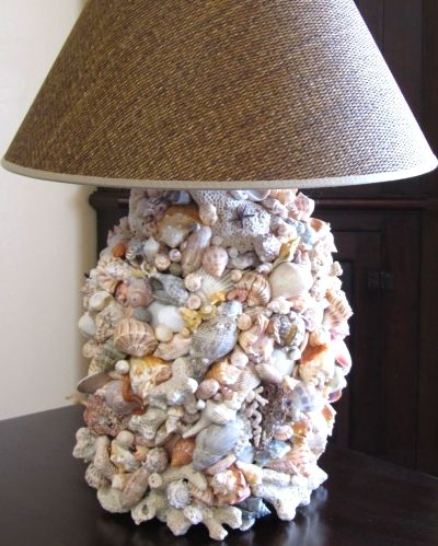 Lamp decorated with beach shells...find a cheap unique shaped lamp, color wont matter, glue on sea shells from the beach and find a neat shade...could even get a plain shade and modge podge pictures from the beach onto the shade Shell Lamp Diy, Art Coquillage, Seashell Projects, Shell Lamp, Shell Crafts Diy, She Sells Seashells, Sea Shell Decor, Old Lamps, Shell Decor