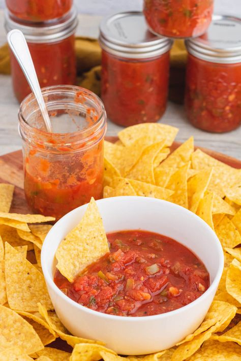 Chunky Canned Salsa - Dish 'n' the Kitchen Salsa Using Canned Diced Tomatoes, Chi Chis Salsa Recipe, Salsa To Can, Best Canned Salsa Recipe, Canned Salsa Recipe, Homemade Canned Salsa, Spicy Salsa Recipe, Chunky Salsa Recipe, Canned Salsa