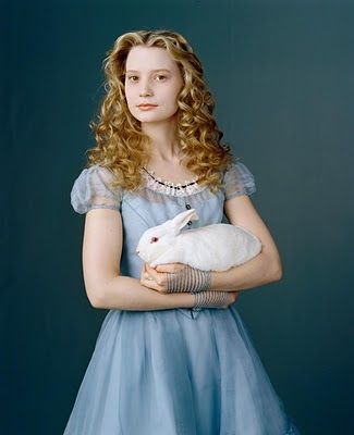 I want her gloves! Alice Clothes, Wonderland Characters, Colleen Atwood, Looks Hip Hop, Tim Burton Characters, Alice In Wonderland Aesthetic, Alice In Wonderland Characters, Mia Wasikowska, Engagement Party Dresses