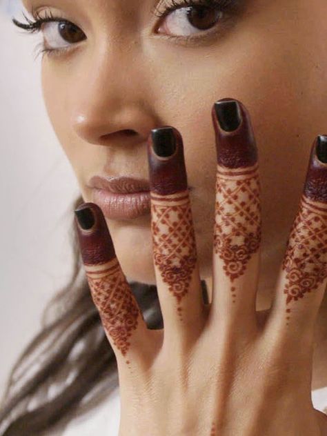 Henna Designs Nails, Joy Crookes Aesthetic, Dr Azra Henna, Henna Face Designs, Henna Fingers Designs, Finger Henna Tattoo, Henna On Fingers, Henna Designs Fingers, Hand Henna Tattoos