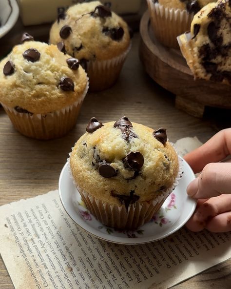 Chocolate chip muffins Fluffy Chocolate Chip Muffins, Muffin Aesthetic, Muffins Aesthetic, Bakery Style Chocolate Chip Muffins, Preppy Food, Carrot Cake Muffin Recipe, Chocolate Chip Muffins Recipe, Bunny Bread, Chocolate Chip Muffin