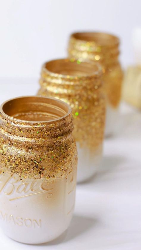 Graduation Party Centerpieces Mason Jars, Gold Mason Jars Centerpieces, Mason Jars Centerpieces, Glitter Glass Jars, Centerpieces Graduation, Jar Centerpiece Wedding, Diy Crafts Easy At Home, Gold Mason Jars, Glitter Mason Jars