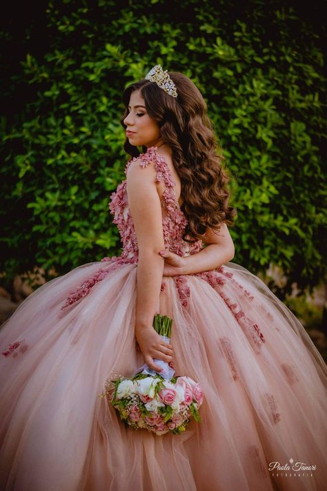 Quince Photoshoot Ideas With Family, Poses For Quinceanera Pictures, Quince Pics, Quince Picture Ideas, Quinceañera Photoshoot, Quinceañera Photoshoot Ideas, Quince Photoshoot Ideas, Pre Debut Photoshoot, Quince Photography