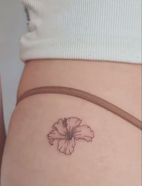 Hibiscus Tattoo Hip, Fine Line Hibiscus Tattoo, Hibiscus And Plumeria Tattoo, Panama Florida, Latina Tattoo, Hawaiian Flower Tattoos, Plumeria Tattoo, Stunning Tattoos, Rib Tattoos For Women