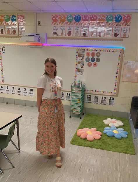 Early Years Teacher Aesthetic, Teacher Room Aesthetic, Elementary School Teacher Aesthetic Classroom, Cute Classroom Ideas Preschool, Soft Lighting Classroom, Elementary Art Teacher Aesthetic, Cool Teacher Aesthetic, Colorful Classroom Ideas, Teacher Core Aesthetic