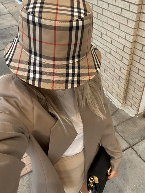 Girl wearing a plaid Burberry bucket hat Burberry Bucket Hat Outfit, Burberry Bucket Hat, Bucket Hat Outfit, Hat Outfit, Chic Winter Outfits, Burberry Hat, Outfits With Hats, Buckets, Work Outfits