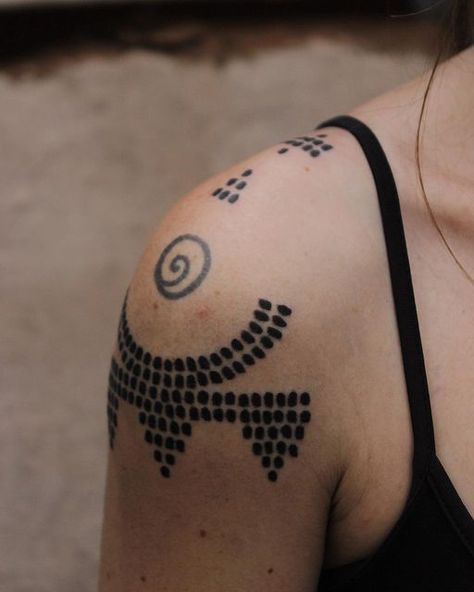 - CORRIE FOREMAN SHIRSAT - on Instagram: "Beads for a bright soul, @jessie_mcgregor . . . . Jessie’s approach to this tattoo was full of trust and ease. We wanted to work with the existing tattoo on her shoulder but still feel free to play with the area. I love the weighted elements of the straight line and reverse pyramids, along with the softness of the curve and the higher details. Was a dream to make and also to meet this lovely human. . . . . #markmaking #beads #beadedtattoo #patterntattoo Corrie Foreman, Navajo Tattoo, Goa Tattoo, Pattern Tattoos, Tarot Tattoo, Feminine Tattoo Sleeves, Handpoke Tattoo, Tasteful Tattoos, Nordic Tattoo