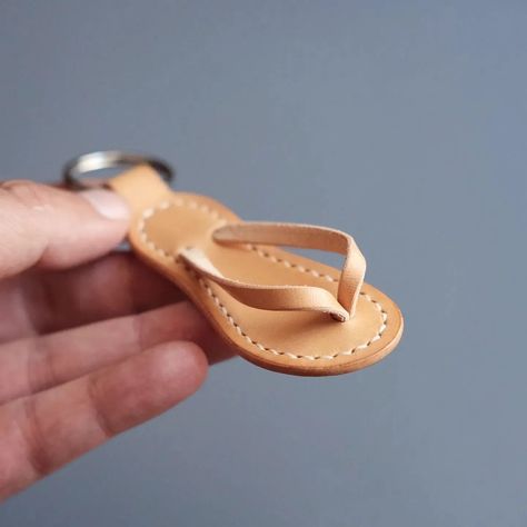 I love the summer. The heat, the sea, vacations, being barefoot most of the time, the sun, the beach... all of it! 🌊⛱️🩴 Four, five years ago my first "viral" post here was of real size leather flip flops I made for myself. Last year I made a pattern for tiny, cute ones - a Flip Flop key fob and a Flip Flip necklace for sunglasses. Still the most summery (is that a word?) thing I have made out of leather. 🌞🩴 They say August is the Sunday of the summer and I can slowly feel the shadow of the ... Leather Crafts Diy, Leather Keychains, Leather Wallet Pattern, Diy Wallet, Women's Wallets, Men's Wallets, Leather Flip Flops, Wallet Pattern, Leather Crafts