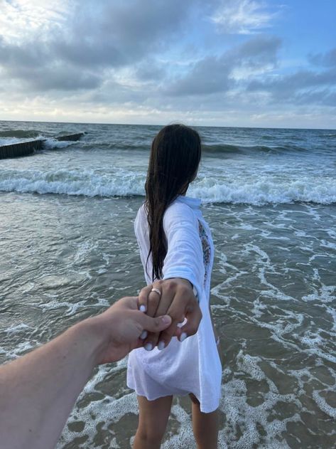 15 Best Romantic Beach Couple Poses 2024 | Beach Pictures Inspo Romantic Beach Couple, Beach Couple Poses, Beach Pictures Inspo, Beach Pictures Ideas, Photos Couple Mignon, Beach Vacation Pictures, Find Aesthetic, Poses For Instagram, Couple Beach Pictures