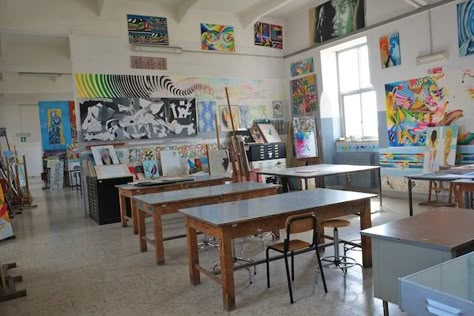 Art Classroom Organization High School, Art Classroom Layout, Classroom Organization High School, Teacher Vision Board, Dream Art Room, Teacher Aesthetic, 8th Grade Art, Jobs In Art, Art Studio Design