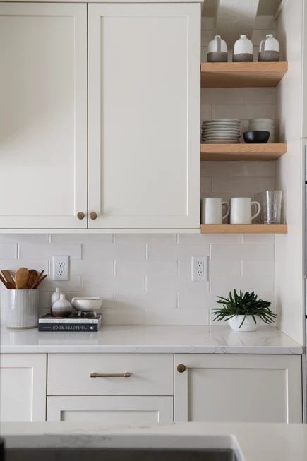 Organization Kitchen, Classic Kitchen, Kitchen Farmhouse, Remodel Kitchen, Classic Kitchens, Kitchen Room Design, Kitchen Plans, Vintage Bowls, Furniture Kitchen