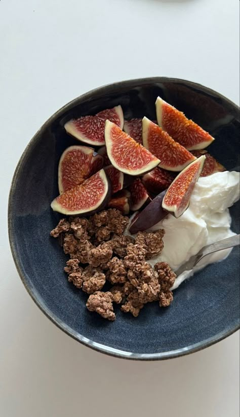 Greek Yogurt Granola, Grape Nuts Cereal, Yogurt Granola, Plats Healthy, Yogurt Bowls, Healthy Yogurt, Good Food Good Mood, Yogurt And Granola, Yogurt Bowl