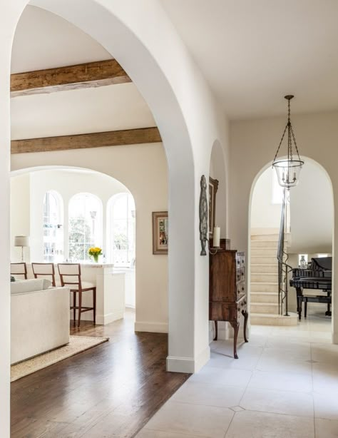 Spanish Style Home Interior, Archways In Homes, Arch Entryway, Arched Doorways, Arch Interior, Spanish Style Home, Open Living Room, Spanish House, Mediterranean Homes