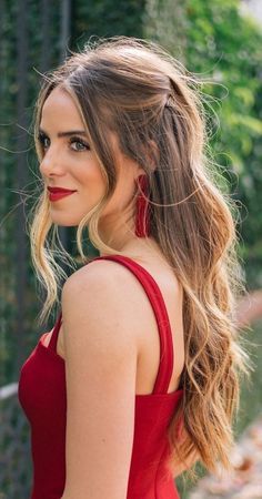 Cocktail Wedding Guest Hair, Messy Wedding Hair Down, Casual Wedding Guest Hairstyles, Hair Styles Down For Formal, Behind The Ear Wedding Hair, Pinned Back Hairstyles Wedding, Bridesmaid Hair Curtain Bangs, Bridesmaid Hair One Side Pulled Back, Hairstyle One Shoulder Dress