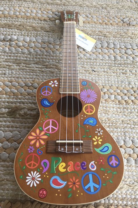 Ukelele Painted, Guitar Art Diy, Ukulele Painting, Arte Do Ukulele, Painted Ukulele, Painted Guitar, Ukulele Art, Mix Baby Girl, Birthday Party At Home