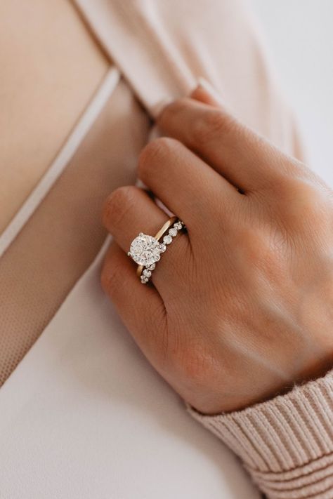 Circle Engagement Rings, Ring With Wedding Band, Gold Band Engagement Rings, Dream Wedding Ring, Gold Solitaire Engagement Ring, Round Solitaire Engagement Ring, Wedding Rings Round, Cute Engagement Rings, Future Engagement Rings