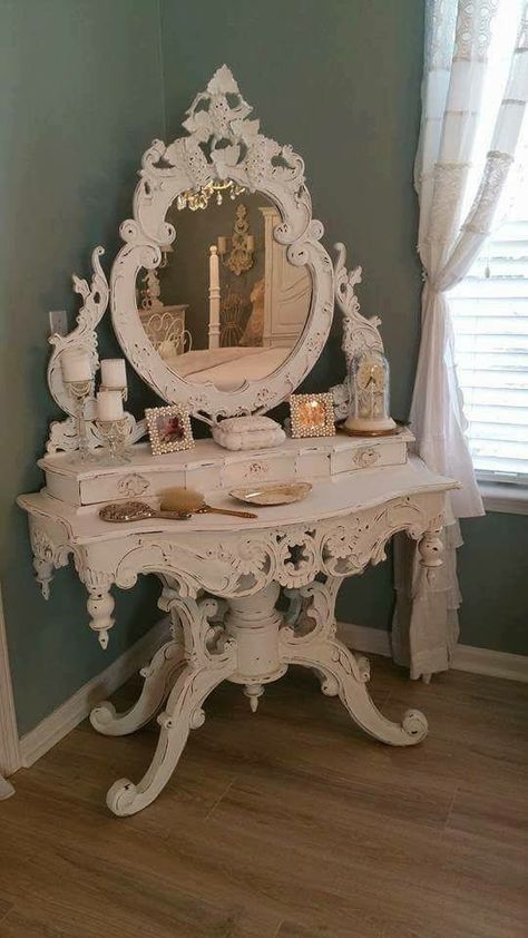 Fantastical dressing table Shabby Chic Decorating, Cocina Shabby Chic, Shabby Chic Colors, Shabby Chic Design, Shabby Chic Sofa, Shabby Chic Wall Decor, Chic Sofa, Smart Tiles, Antique Vanity